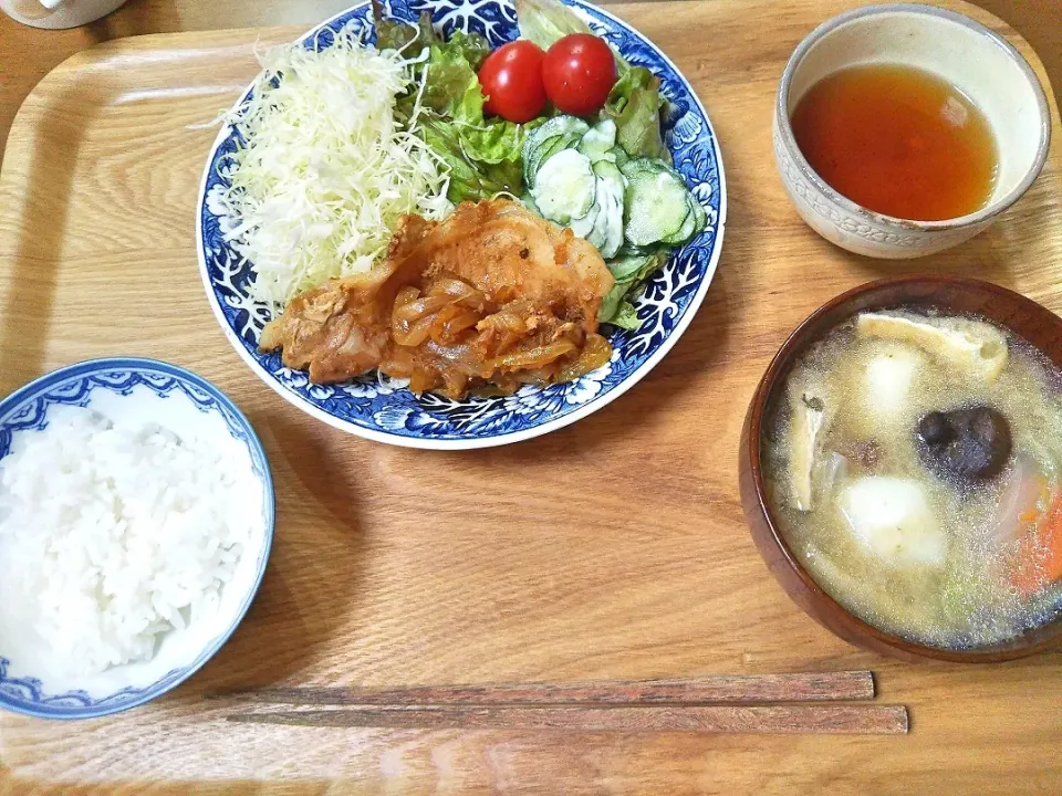 Snapdishの料理写真:豚肉のしょうが焼き
サラダ
けんちん汁
ご飯
作りました✨|えりこさん