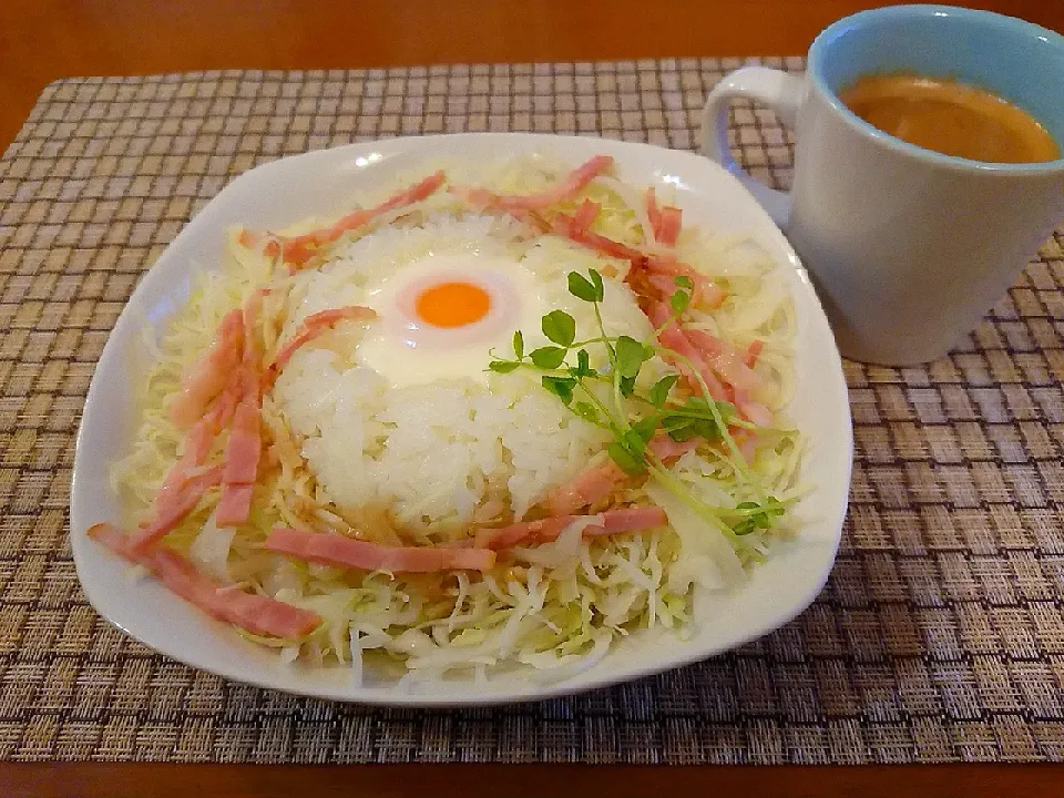 Snapdishの料理写真:キャベツとベーコンの温玉丼☕|chikakoさん