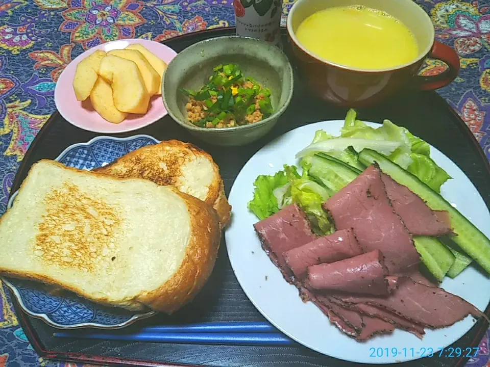 Snapdishの料理写真:よねばーばの朝ごはん
土曜日何故かパンが食べたくて、
パントースト
ローストビーフ、レタス、きゅうりサラダ
コーンスープ
納豆
りんご|yoneばーばさん