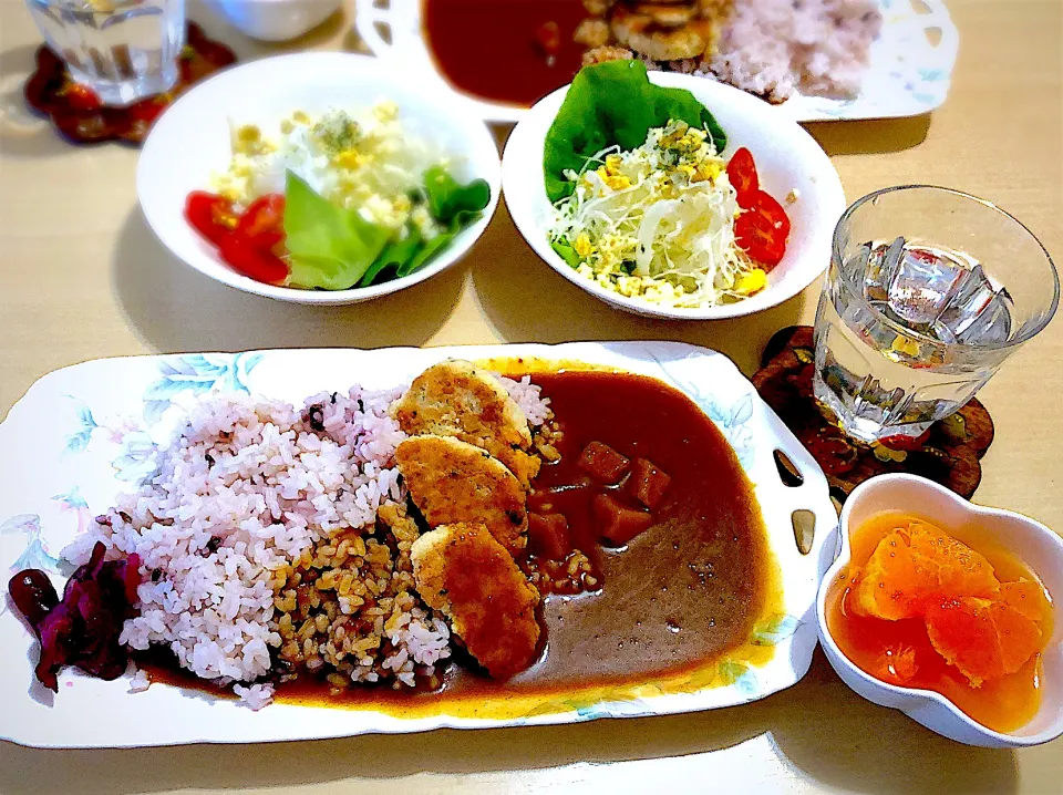 Snapdishの料理写真:11/23(土)昼食　#昼ごはん　•レトルトカレーおからハンバーグ添え　•野菜サラダ　•フルーツポンチ　　‥久しぶりに自宅で過ごせる週末‥|おさんどんさん