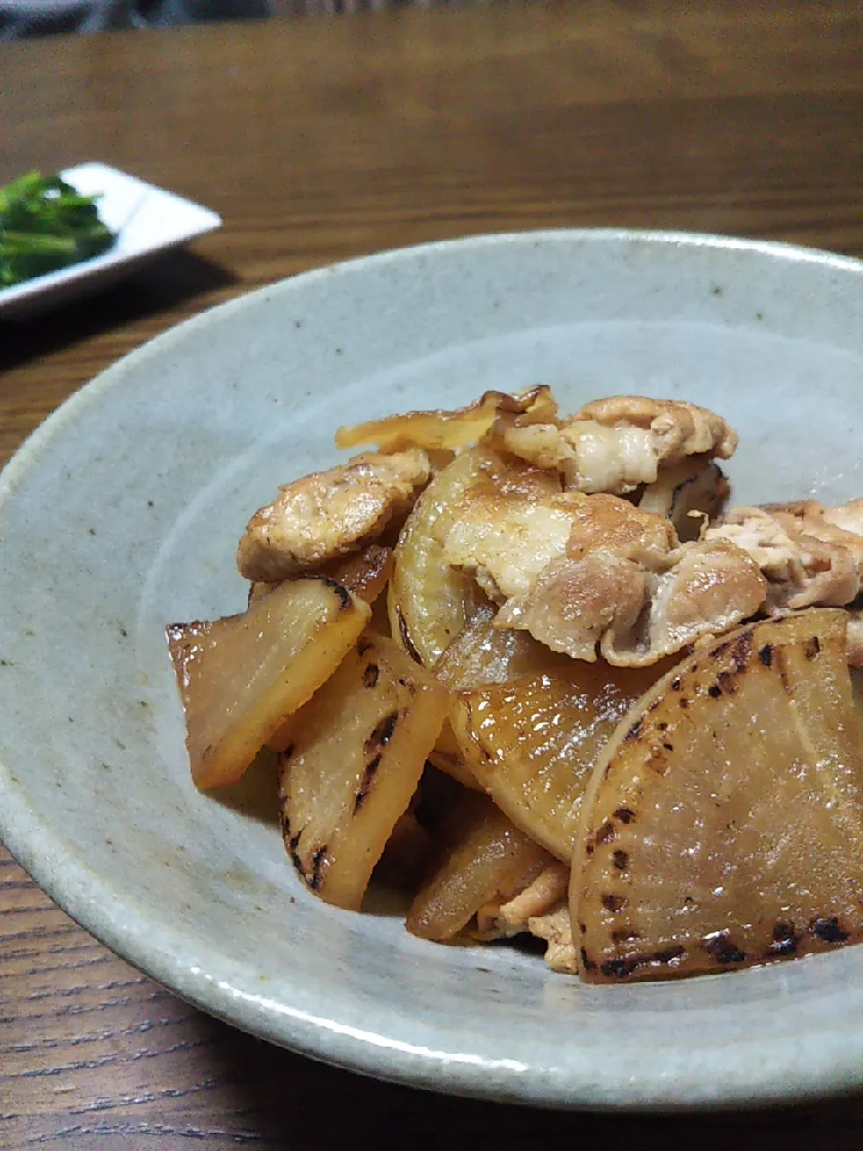 Snapdishの料理写真:豚バラ大根炒め

豚バラの脂で大根を焼き付けて香ばしく！
大根を薄く切ることで、手早く出来ます。|satotoさん