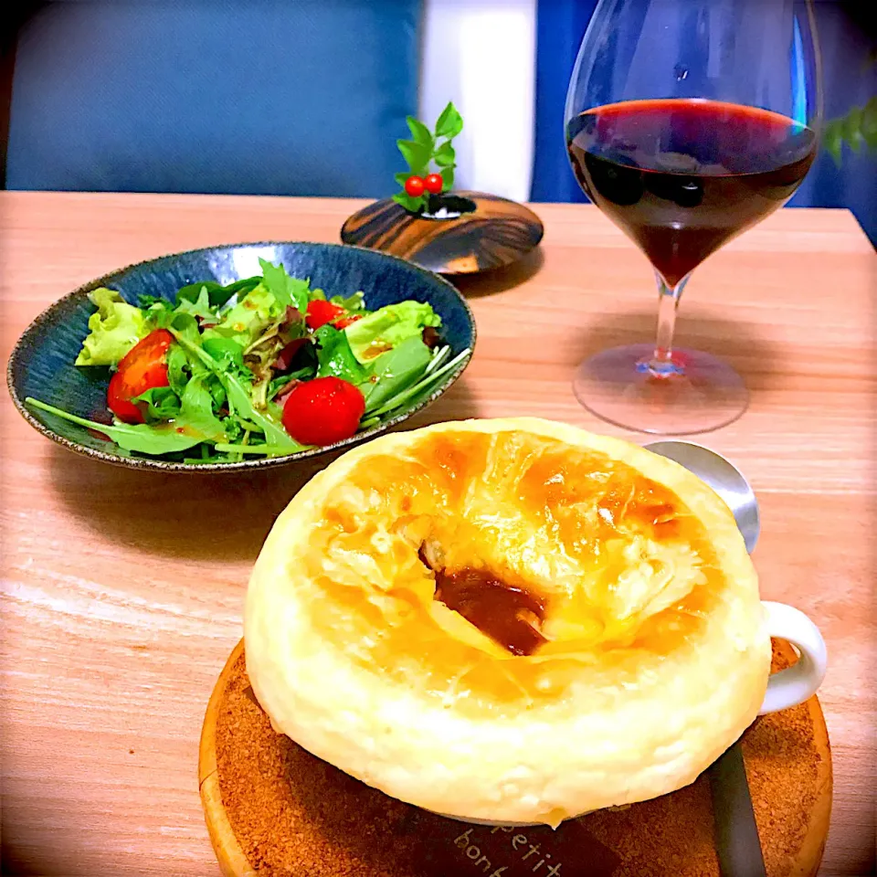 🔰　ビーフシチューのポットパイ🥧と🍷|Sの食卓さん