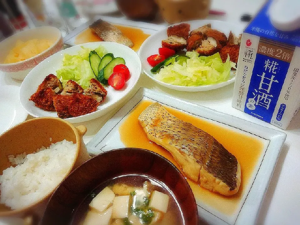 夕食(^ー^)
しいたけ肉詰めフライ&サラダ
煮魚(真鯛)
漬物
お味噌汁(豆腐、油揚げ、わけぎ)|プリン☆さん