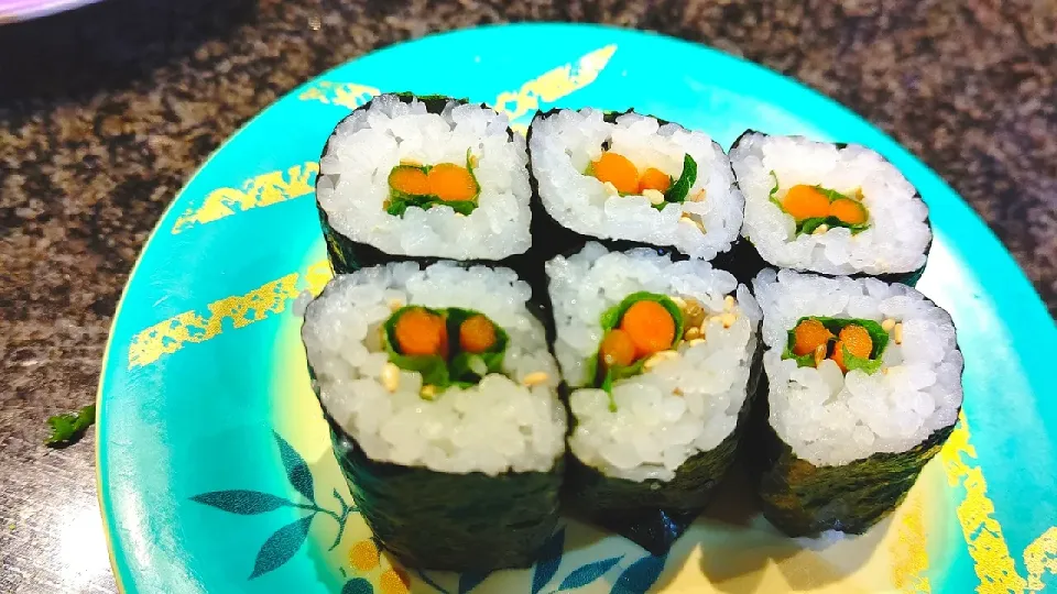 Snapdishの料理写真:外食🏢🍴寿司　〆は山ごぼう巻き、大葉、白ゴマ入り|Gauche Suzukiさん