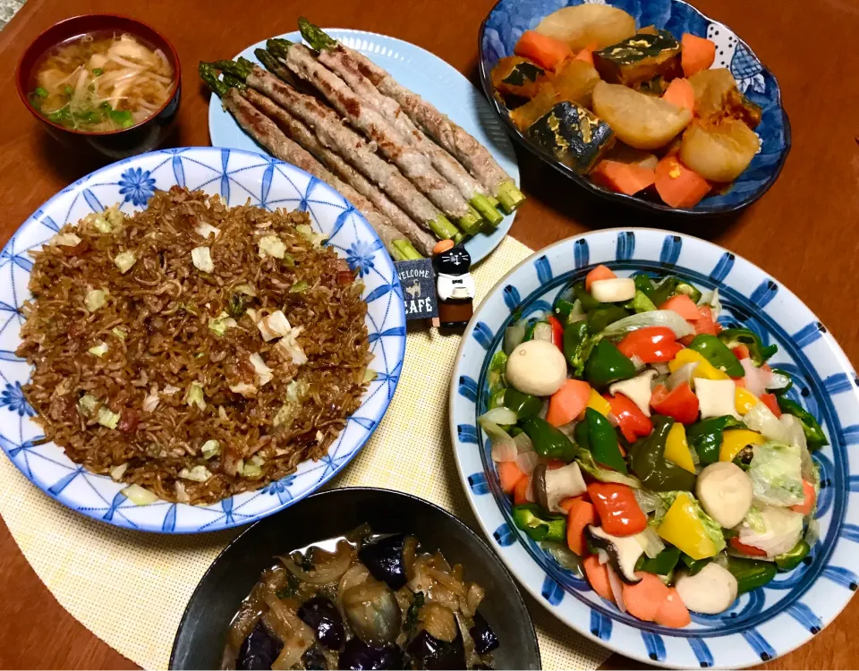 残り物晩餐会🤣💦そばメシ、茄子の味噌炒め、野菜中華炒め、煮物、アスパラ肉巻き、お味噌汁🎶|バシュランさん