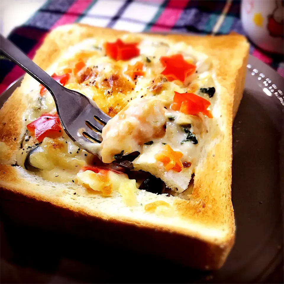 パン🍞で器を作り、グラタンの具を🦐を    入れてトースターでチン♪☺️💕|めぐぐさん