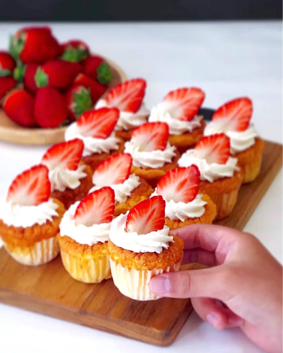 Strawberry mini cake🍓|庄子 弥さん