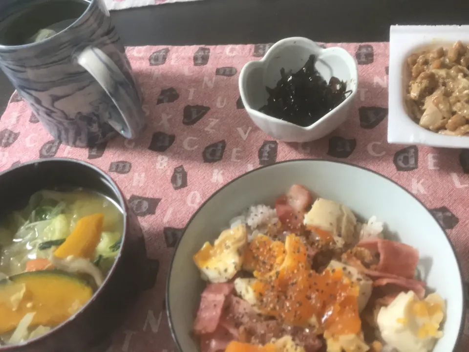 ポン味玉ベーコン丼。残り野菜味噌汁。で、お昼ごはん。|Hideさん