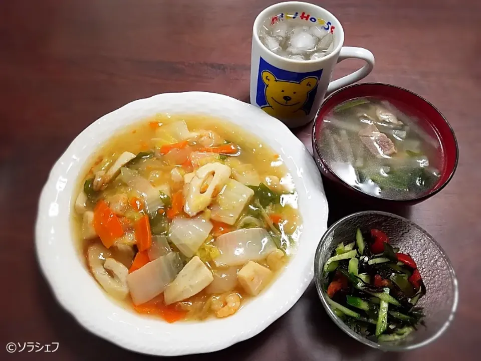 Snapdishの料理写真:11/16の晩ご飯だよ(*^^*)
★中華丼
★ひじきときゅうりのサラダ
★大根とベーコンのスープ|ソラシェフさん