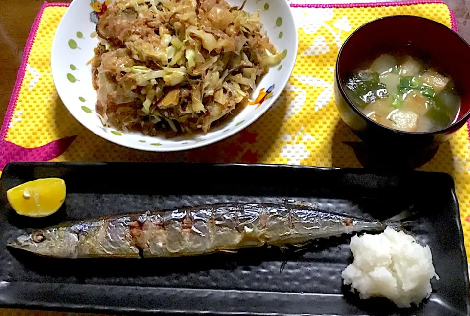 Snapdishの料理写真:塩秋刀魚     キャベツのお好みソース炒め     味噌汁|掛谷節子さん