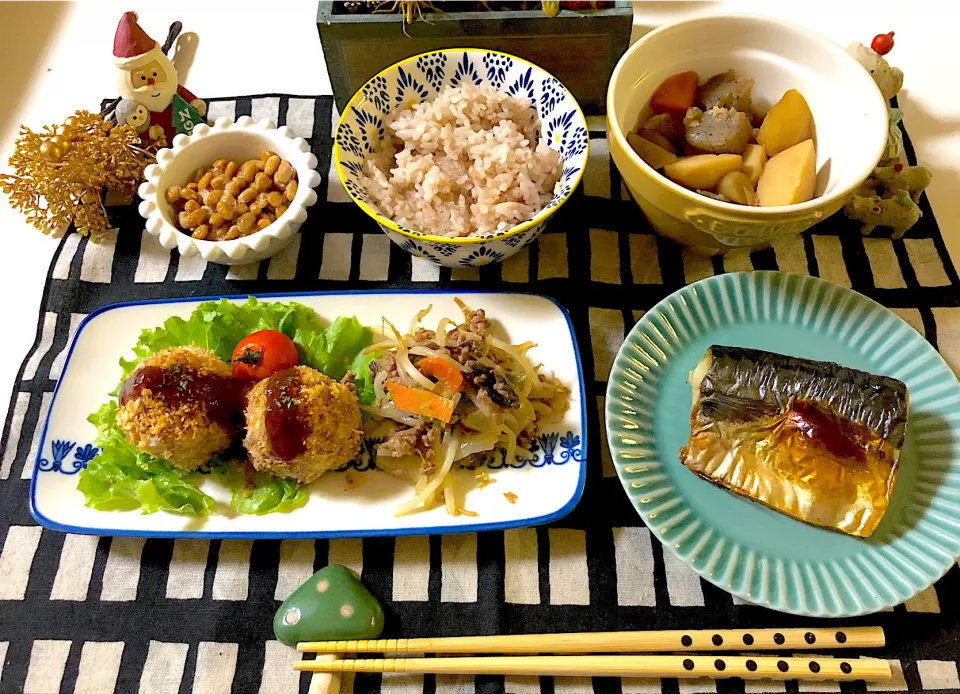 里芋コロッケ、ひき肉と野菜の味噌炒め、根菜類の煮物、鯖の塩焼き、雑穀米、納豆|syamさん