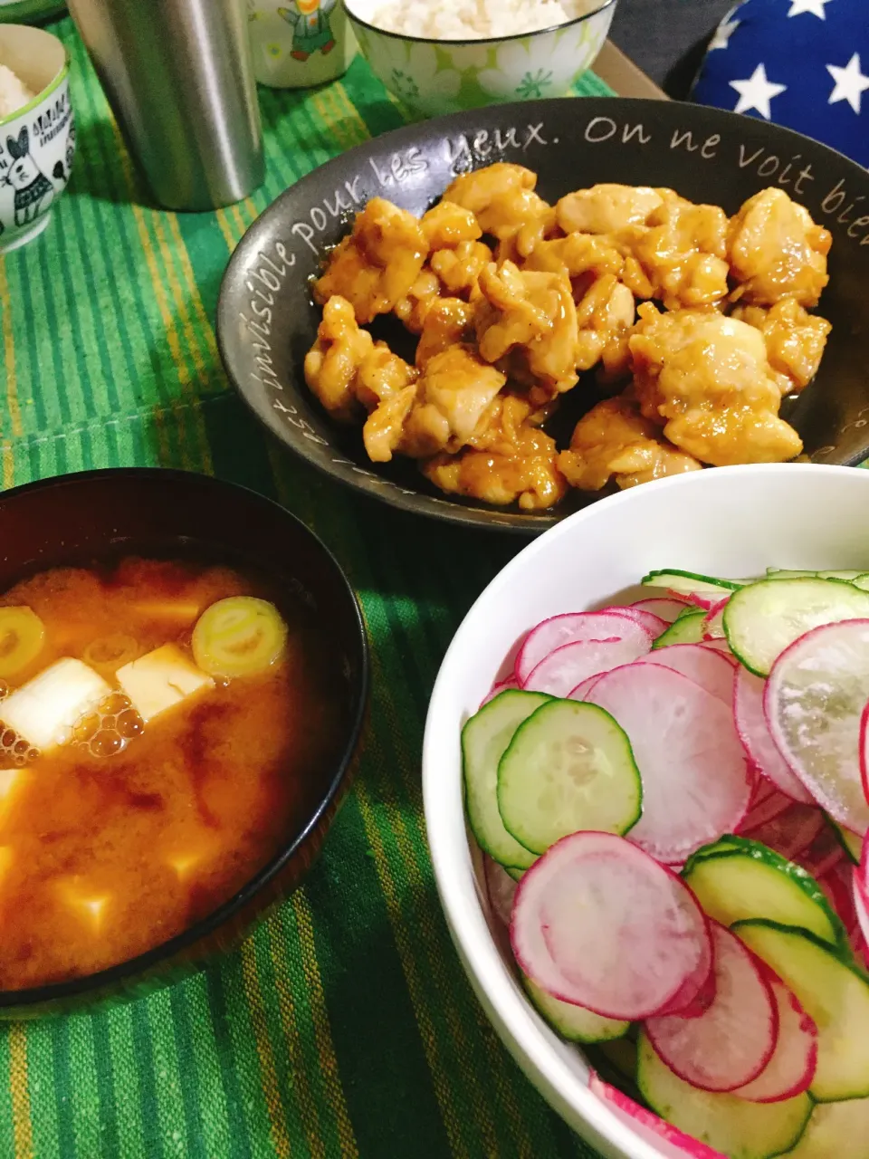 鶏の照り焼き　胡瓜とラディッシュのサラダ、味噌|マイキーさん