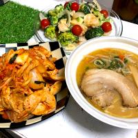 セブンイレブンの信州味噌ラーメン　　豚キムチ　　ブロッコリー＆海老のマヨソース