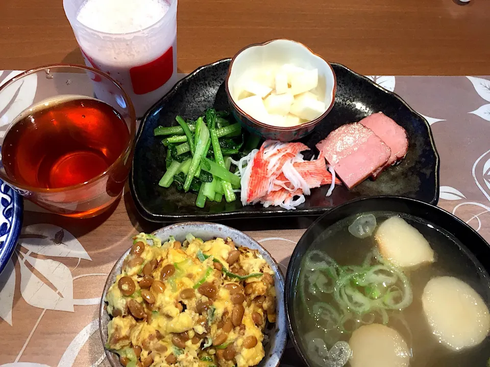 朝ごはん
焼き豚、カニカマ、小松菜オリーブオイル炒め、山芋わさび酢、白米、納豆オムレツ、大根とネギと麩の味噌汁、ブルーベリープロテイン入り豆乳、ルイボスティー|かよちゃんさん