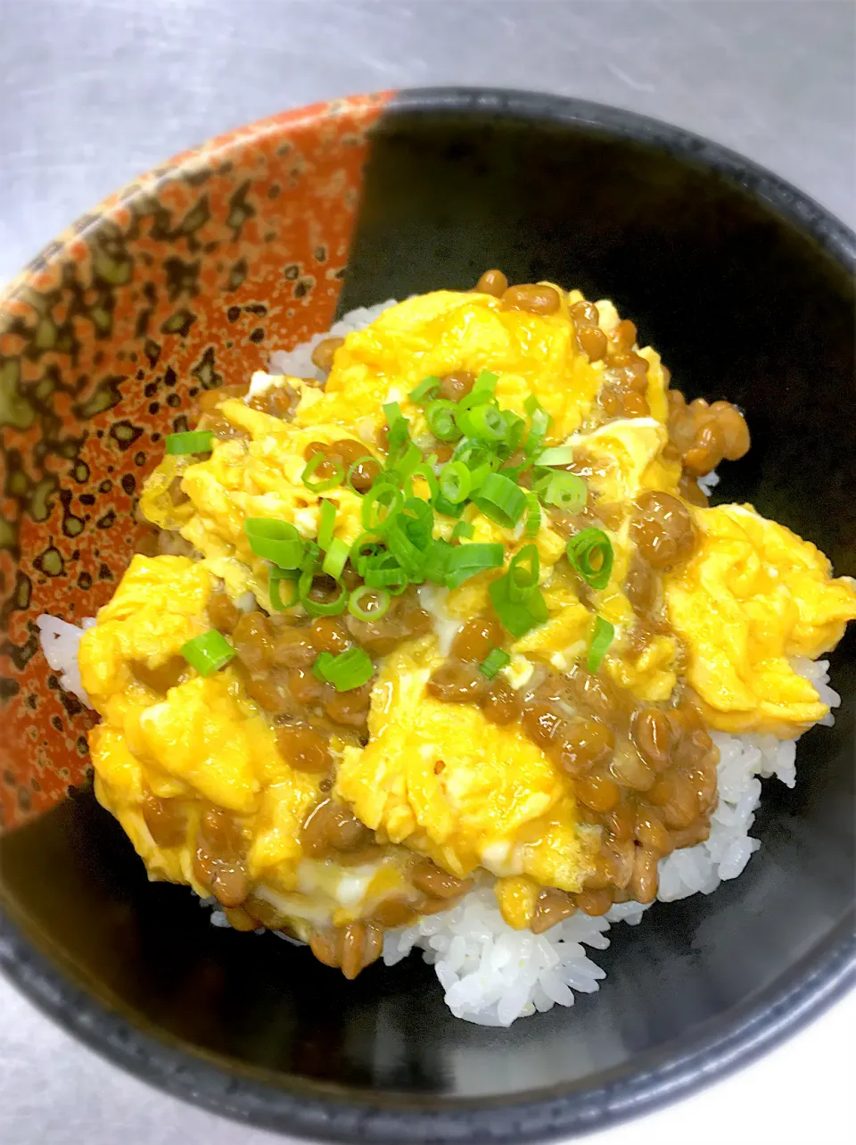 玉子と納豆のふわとろ丼|内気なjohnnyさん