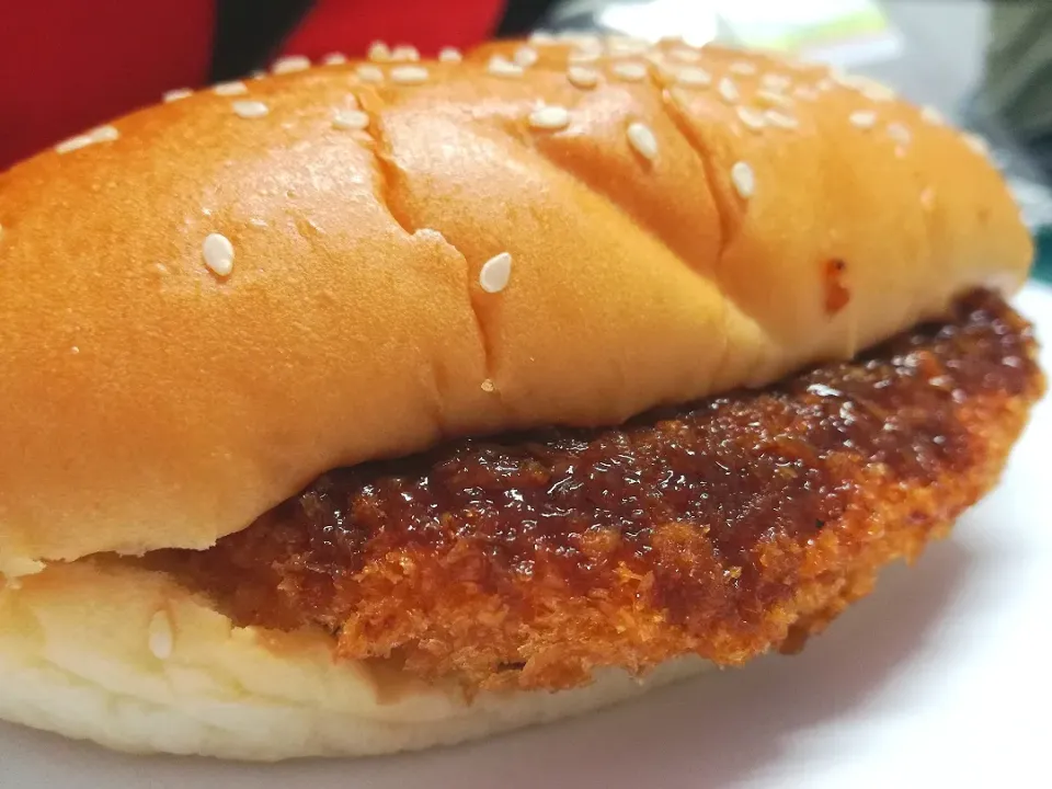 お昼は、濃厚ソース仕立ての鶏メンチサンド🐔|Kojiさん