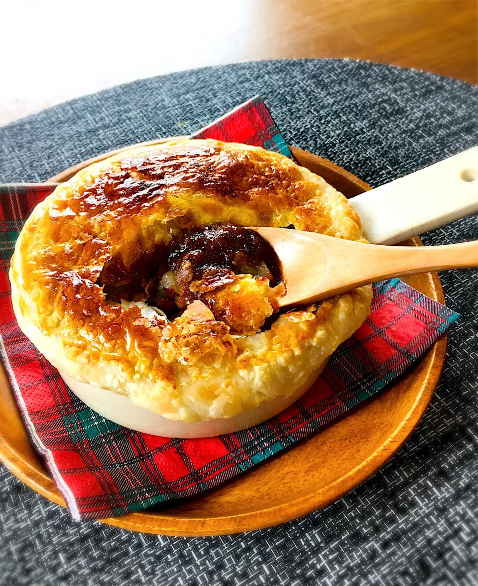 Snapdishの料理写真:今日のお家で一人ランチは                           スケさんの料理 🔰　ビーフシチューのポットパイ🥧✨|ミッチ☆ママさん