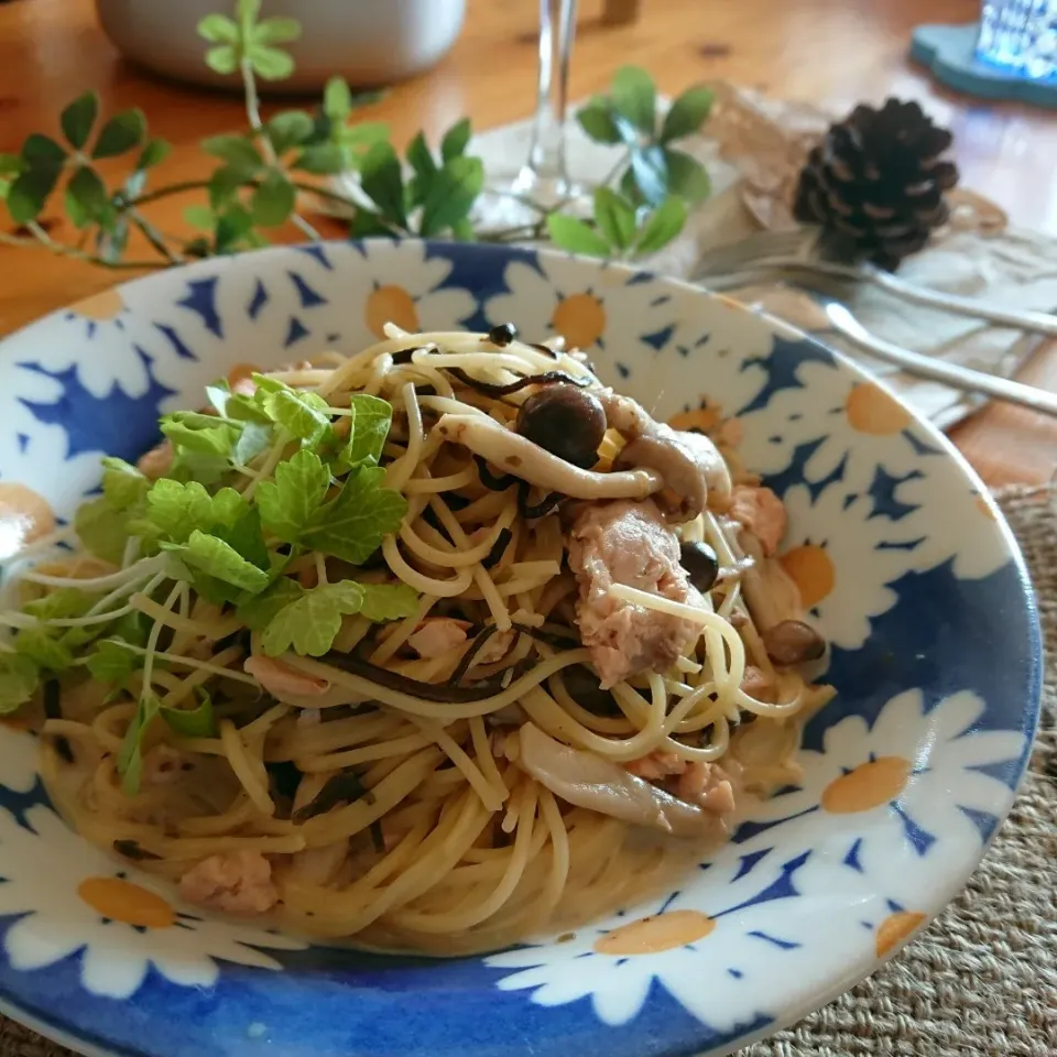 gonta*さんの料理 きのこと塩昆布と鮭のクリームパスタ🎵|とまと🍅さん