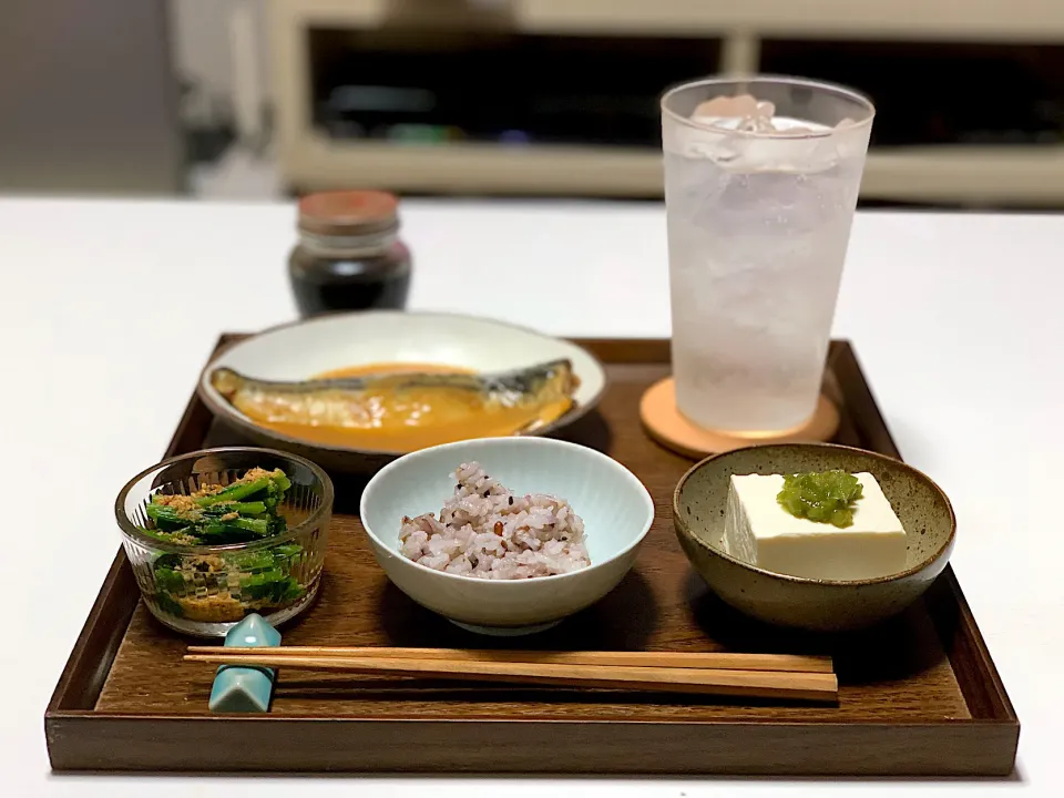 晩ごはん。
サバの味噌煮、ほうれん草の胡麻和え、冷奴、雑穀米。|yukiさん