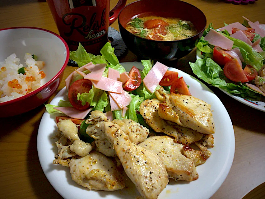 Snapdishの料理写真:今日の男女飯絆(><)
鶏胸肉のガーリックペッパー焼きとレタトマ卵味噌汁(*´∇`)ﾉ|ひーちゃんさん