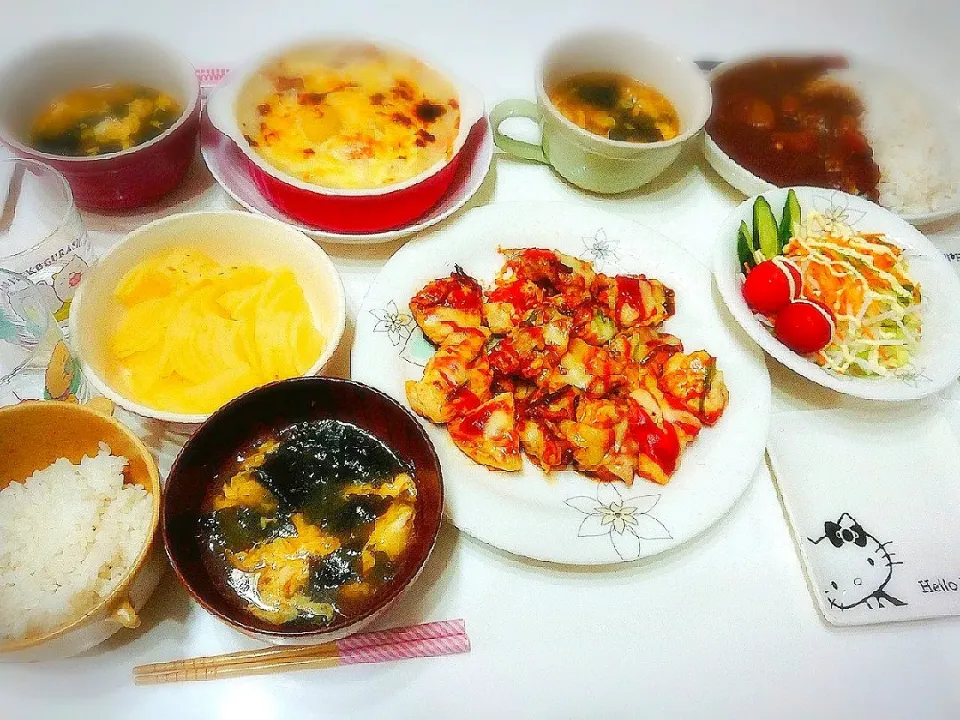 夕食(^ー^)
今日は家族バラバラ夕食…。
カレー
ドリア
ピザ風チキン
サラダ
春雨ワカメ卵スープ|プリン☆さん