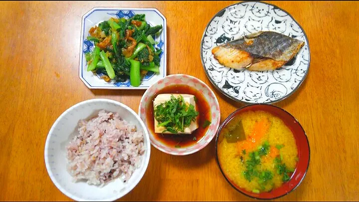 １１月２３日　鰆の塩焼き　小松菜となめこのおひたし　生姜と大葉のレンチン湯豆腐　かぼちゃのお味噌汁|いもこ。さん