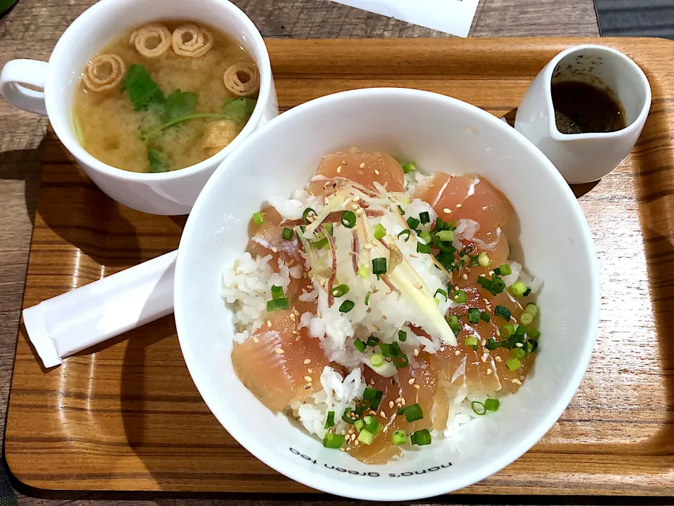 Snapdishの料理写真:カジキマグロの丼ぶり|yuestuさん