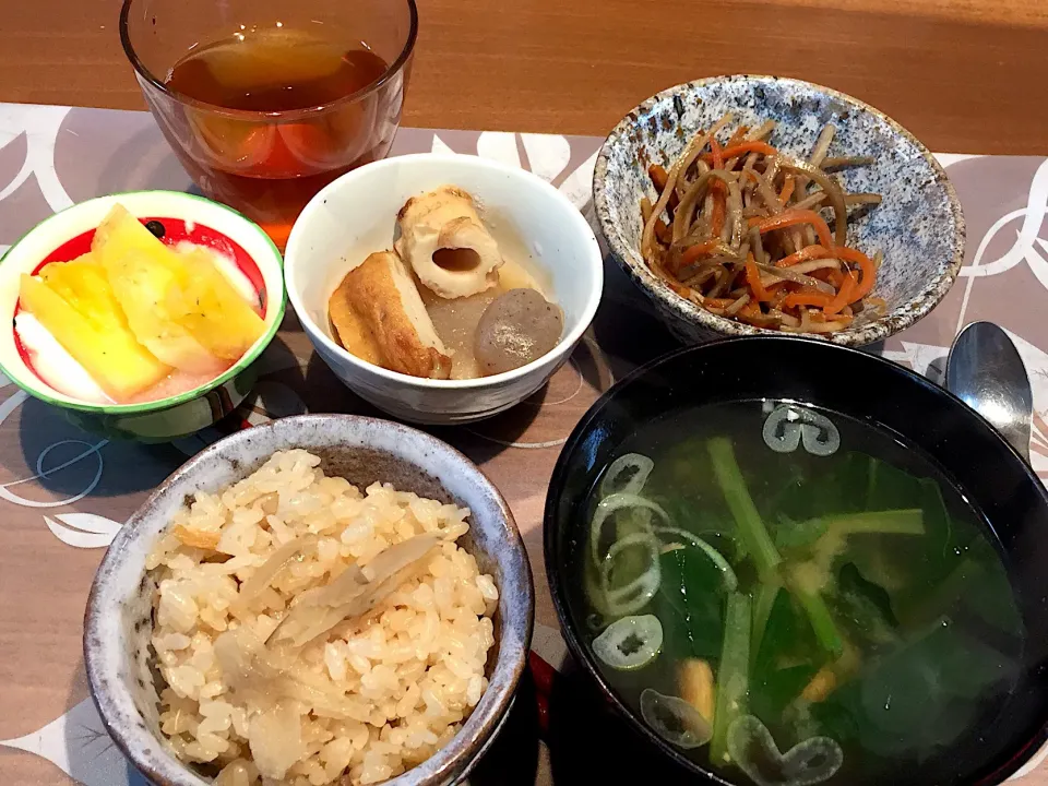 朝ごはん
炊き込みご飯、小松菜と明けの味噌汁、きんぴらごぼう、おでん、パイナップル添えヨーグルト、ルイボスティー|かよちゃんさん