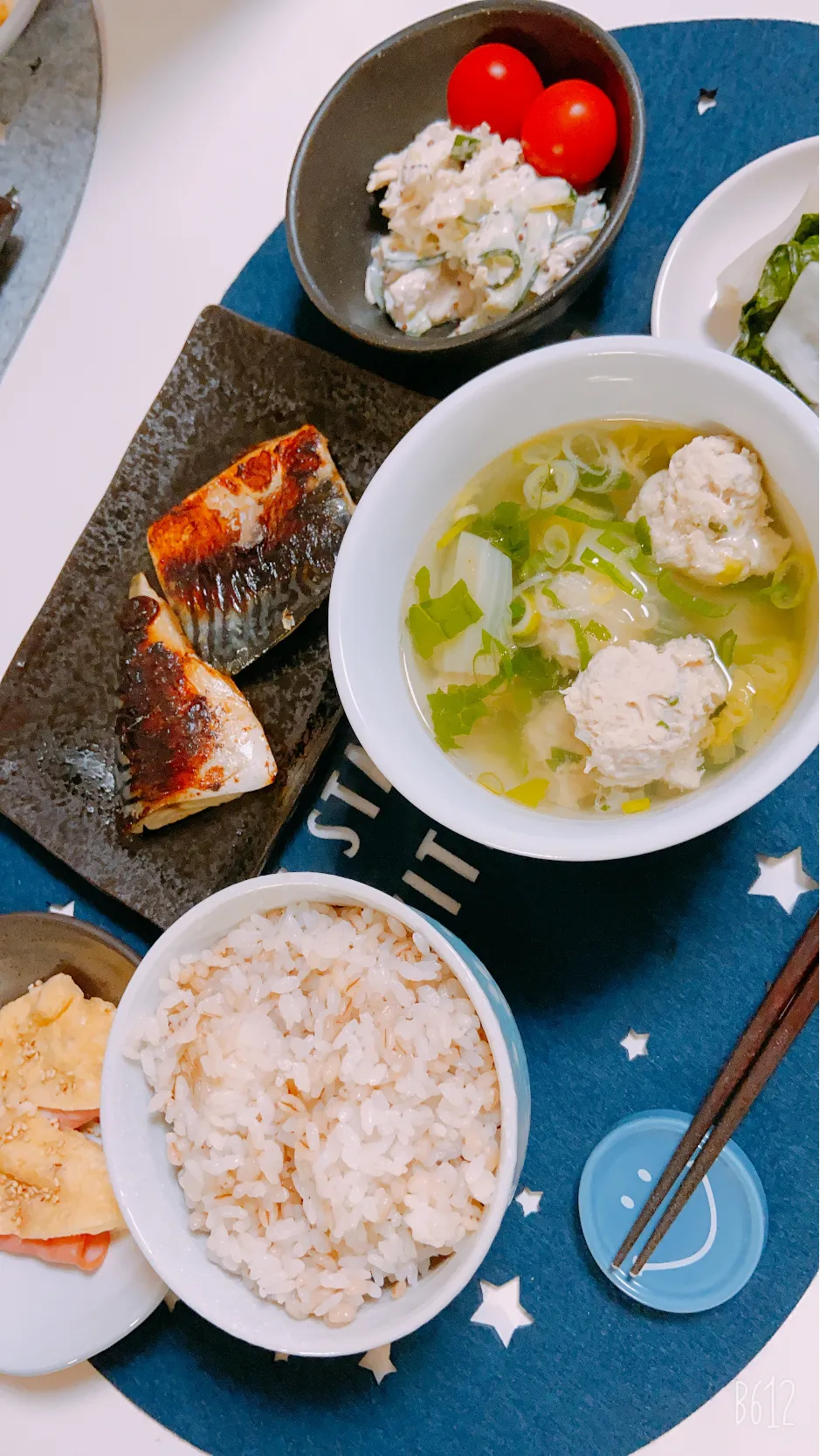 Snapdishの料理写真:昨日の晩御飯😋塩サバ🐟寒いから白菜🥬と肉団子のスープ🤩|ゆきさん