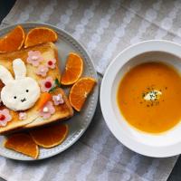うさぎさんのパン🍞🐰 🐰にちなんで人参🥕スープを添えました😊😆🌈