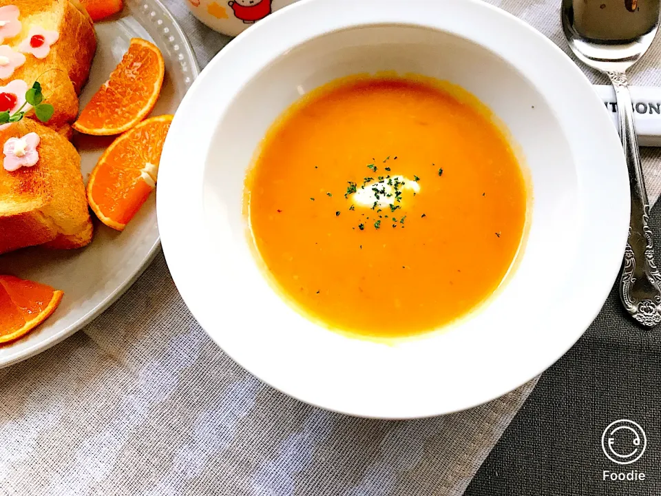 人参🥕と玉ねぎのスープ🥣  クリームチーズとパセリをトッピング🥄💕|めぐぐさん