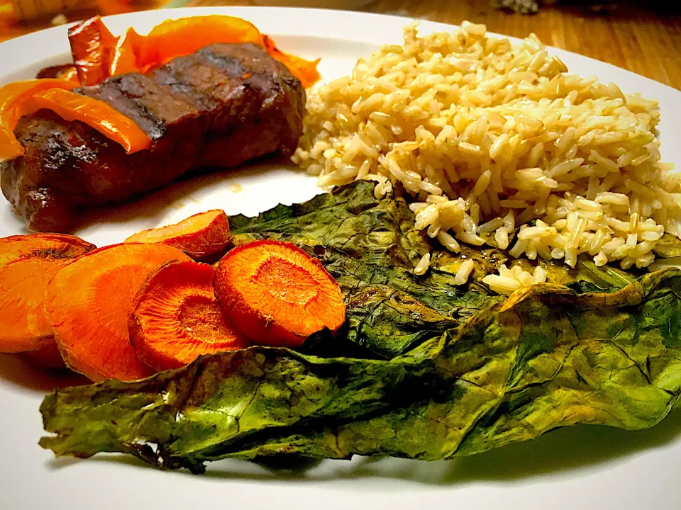 Grilled Petite Sirloin Steak, Grilled Bell Peppers and Carrots, Brown Rice, & Fresh Kale|Michaels Culinary Adventuresさん