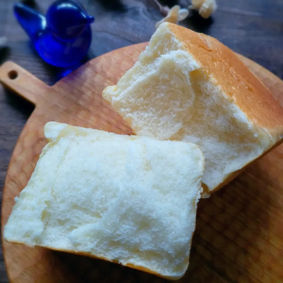 生食パン (平食パン型使用)

キメ細かで口の中で溶ける感覚は
ミルキーで食べ過ぎるキケンなパンです😂|Keitoさん