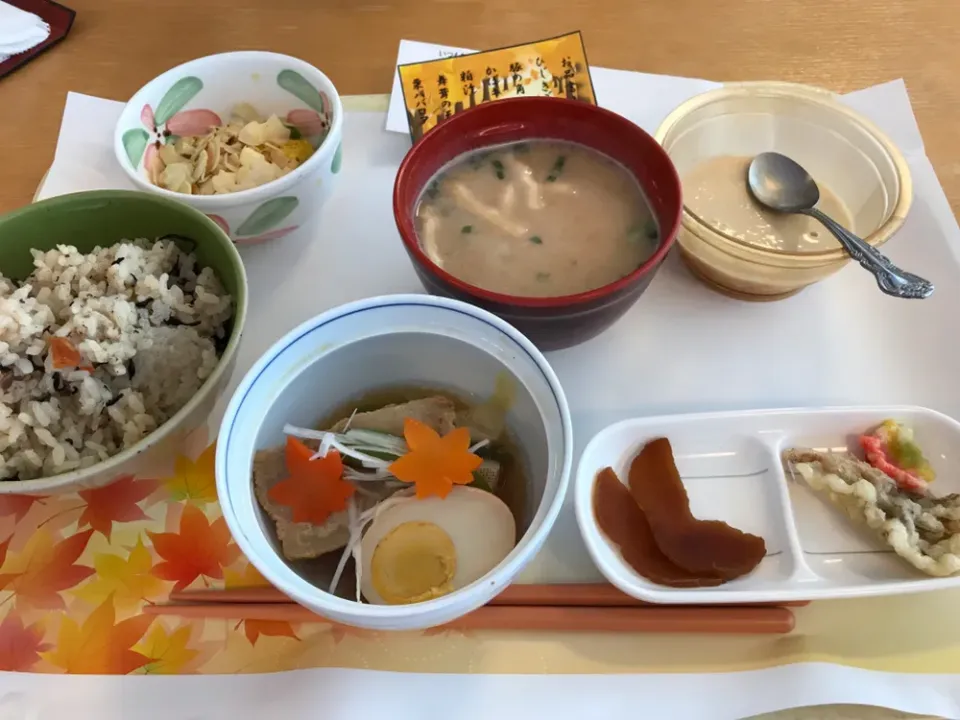 11月26日某病院のお昼ご飯。月に一度の行事食🍁|あやさん