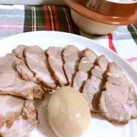 Snapdishの料理写真:しっとりチャーシューとたまご|mavu11さん