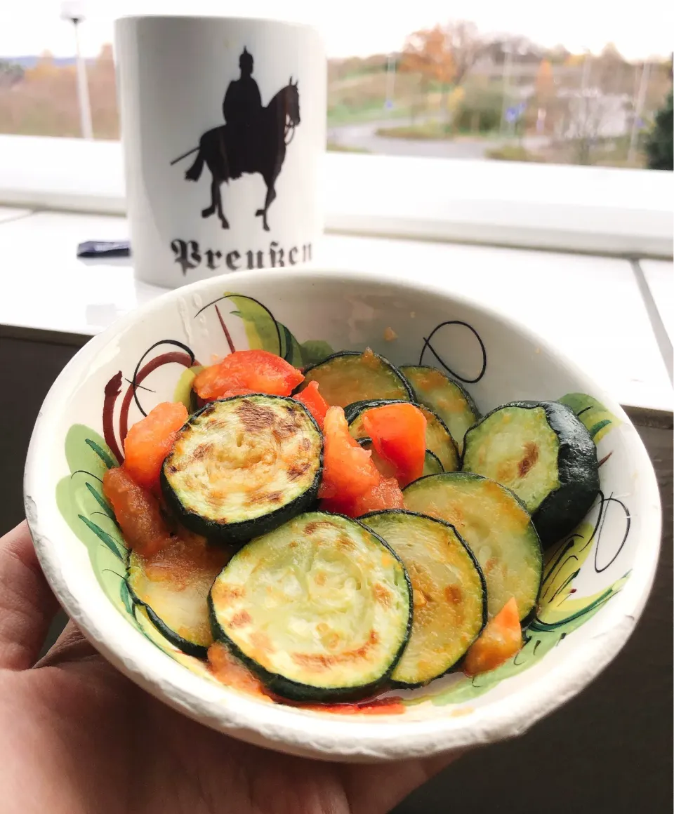 Vegan breakfast 😃zucchini with tomatoes 🍅|SPJWUさん