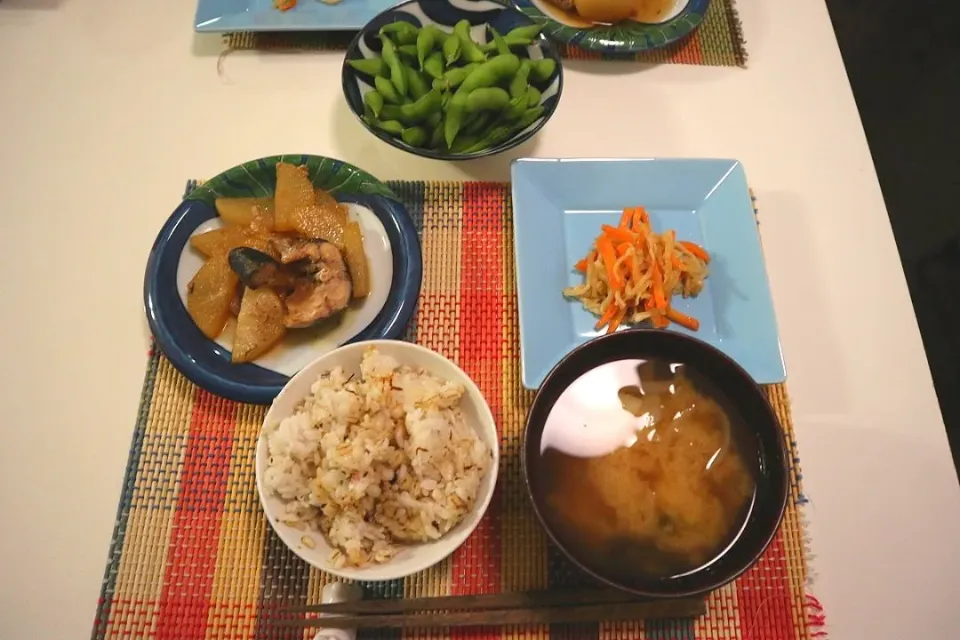 今日の夕食 サバ缶と大根の煮物、切り干し大根の煮物、麦ご飯、じゃがいもと玉ねぎの味噌汁、枝豆|pinknari🐰🌈さん