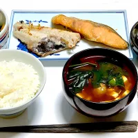 Snapdishの料理写真:赤魚と秋鮭の相焼き、生わかめと竹輪の土佐酢合え、アサリと豆腐の味噌汁…代わり映えしないなぁ😅|りざ～どんさん