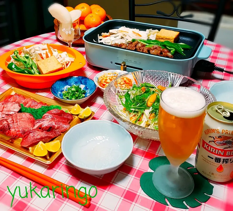 おうち焼き肉スターティン🎵

🍁かぼすでさっぱり
　牛タン焼き肉
🍁柿と水菜と大根のパリパリサラダ
　麹甘酒ドレッシングで💕
🍁大根葉の塩麹漬け
🍁もやしキムチ
🍁にっこり梨
🍁一番搾りで✨🍻🎶|yukaringoさん