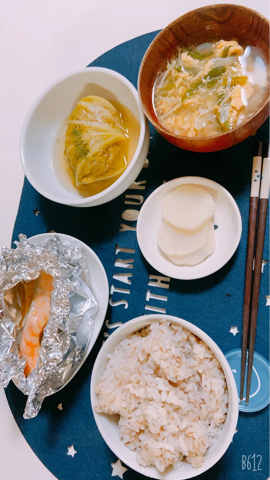 今日の晩御飯🤩シャケのホイル焼き🐟とリクエスト飯のロールキャベツ😋|ゆきさん