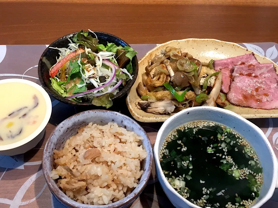 晩御飯
ローストビーフ、舞茸としめじと長ネギの炒め物、野菜サラダ、炊き込みご飯、わかめスープ、茶碗蒸し|かよちゃんさん