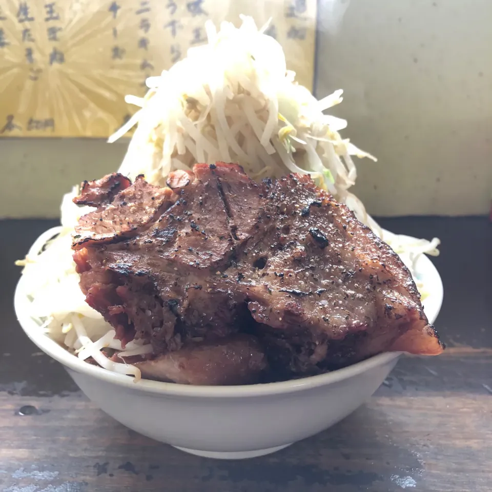 11/26のランチは神々しい感じになった味噌めんじろ 麺量200g、野菜マシ、ニンニク抜き、厚切り炙り豚|マツさん