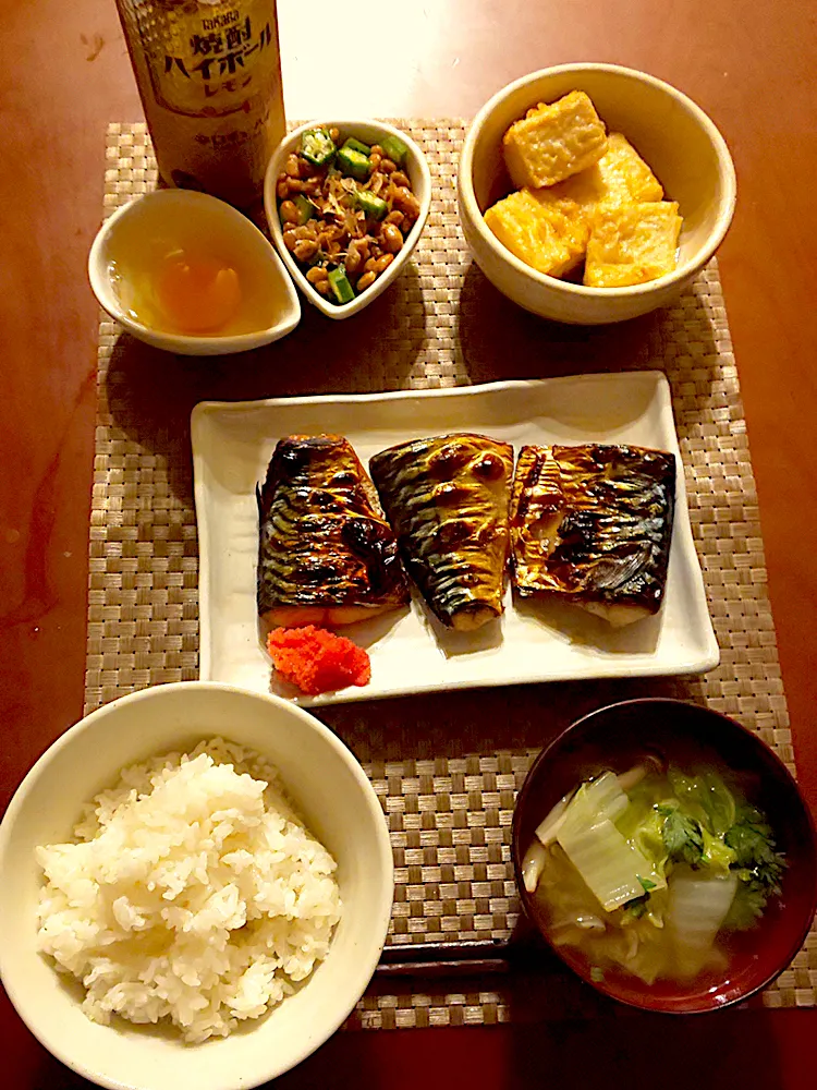 Snapdishの料理写真:Today's Dinner🍴 生卵･ｵｸﾗ納豆･明太子&焼き塩鯖･白飯･白菜と春菊,しめじのお味噌汁･〆は揚げ玉TKG|🌈Ami🍻さん