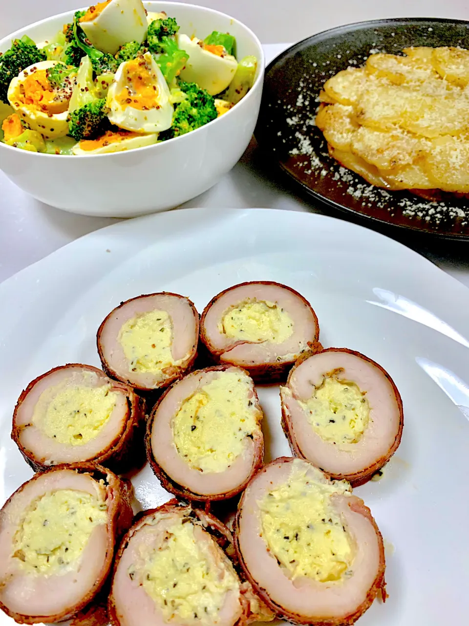 Prosciutto crudo wrapped chicken breast filled with herby ricotta and parmesan, garnish with pommes anna and broccoli egg salad|gonbenさん