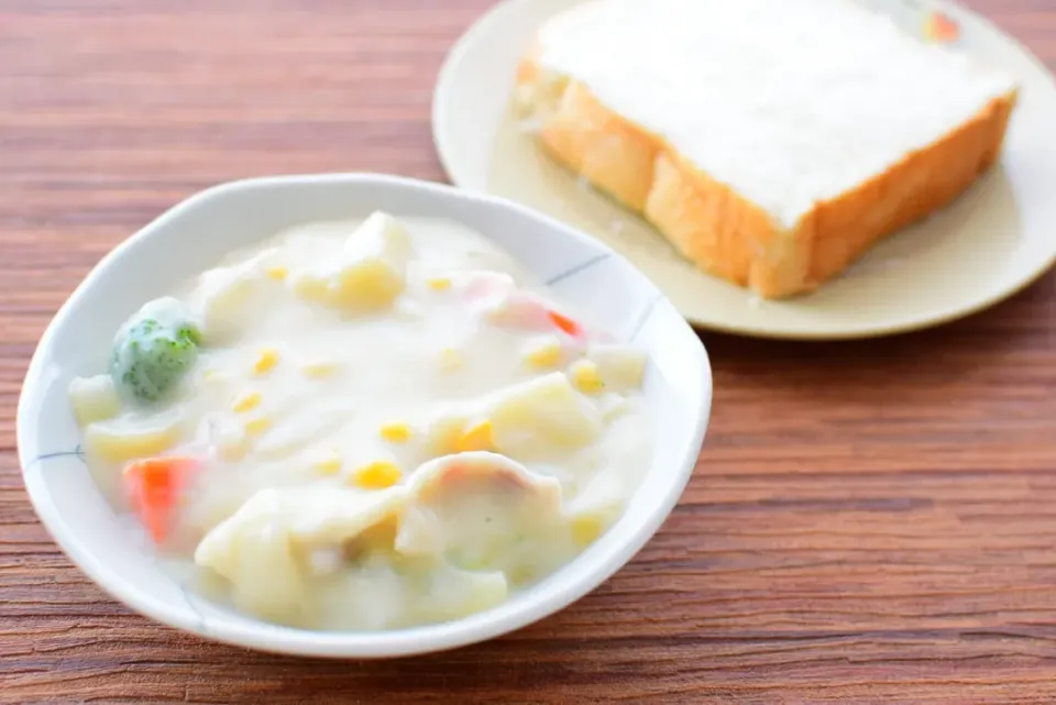 シチューと食パンで朝ごはん|アマイモノ・クウ蔵さん