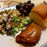 Yoshida Baked Chicken with Sesame-Ginger Kale Salad, black seedless grapes, and Hawaiian sweet roll|Jillian Kuhlmannさん