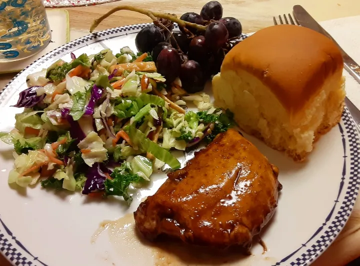 Yoshida Baked Chicken with Sesame-Ginger Kale Salad, black seedless grapes, and Hawaiian sweet roll|Jillian Kuhlmannさん