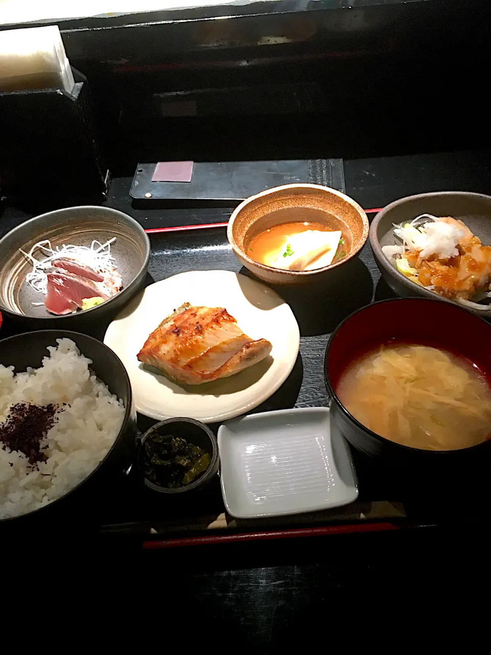 Snapdishの料理写真:日替り(カツオのたたき、チャーシューおろし醤油、ほっけ一夜干し、湯豆腐)@能登輪島(銀座)|yoooochanさん