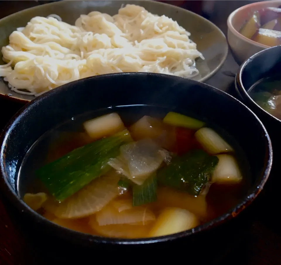 Snapdishの料理写真:昼ごはん☀️☀️🔆断酒230日目                      下仁田ネギと大根のつけ汁そうめん。私がつくる実家飯。|ぽんたさん