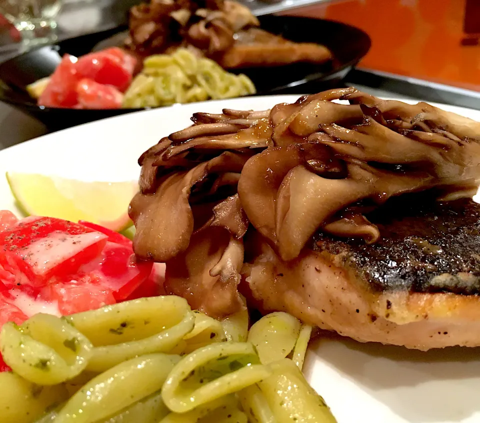 秋鮭と舞茸のレモンバターソテー🐟🍋ジェノベーゼソースのカヴァテッリとトマトサラダ添え🍅🍴🥂|七海さん